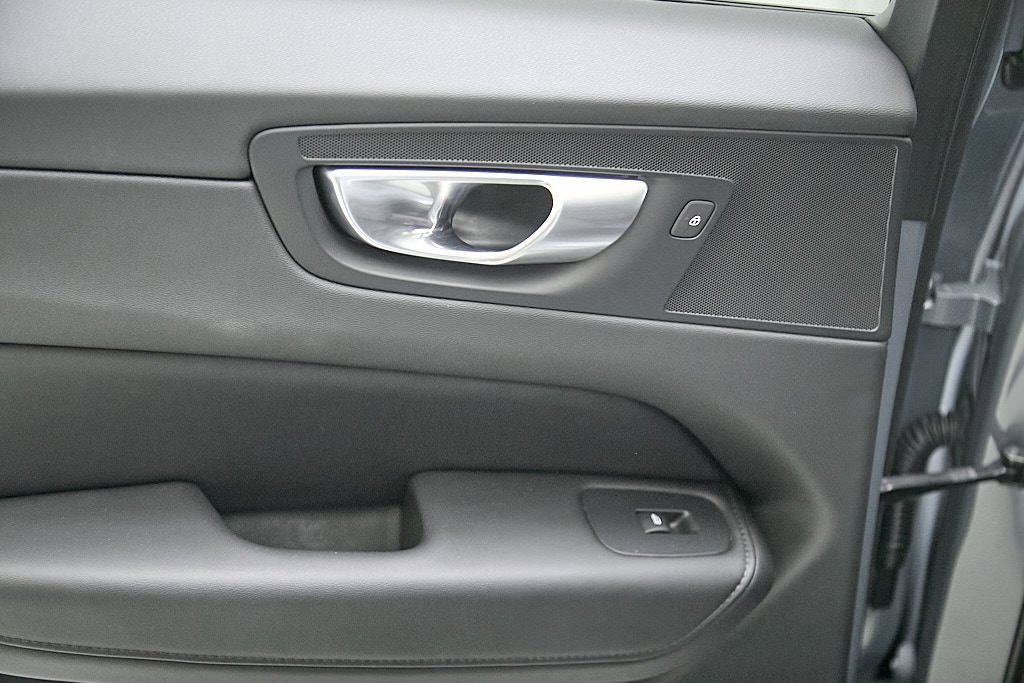 Certified 2023 Volvo XC60 T8 Plus w/ Climate Package image 20