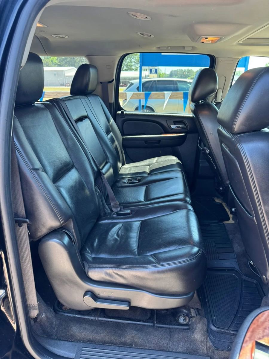 Used 2011 GMC Yukon XL SLT w/ SLT-2 Equipment Package AWD/4WD image 13