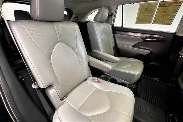 Used 2021 Toyota Highlander Platinum image 19