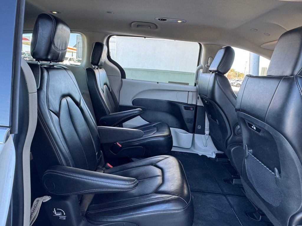 Used 2023 Chrysler Pacifica Touring-L image 28