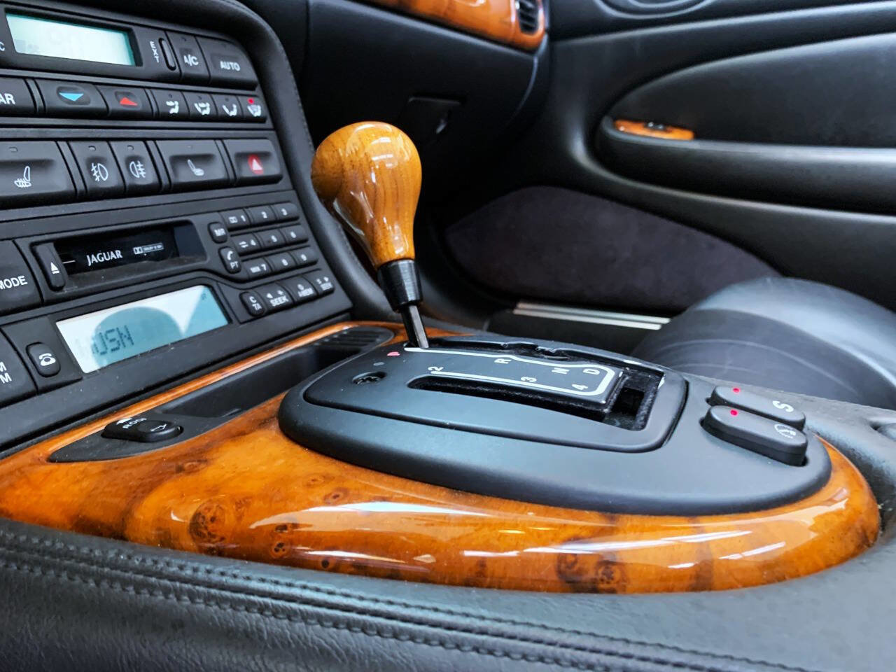 Used 2000 Jaguar XK8 Convertible image 18