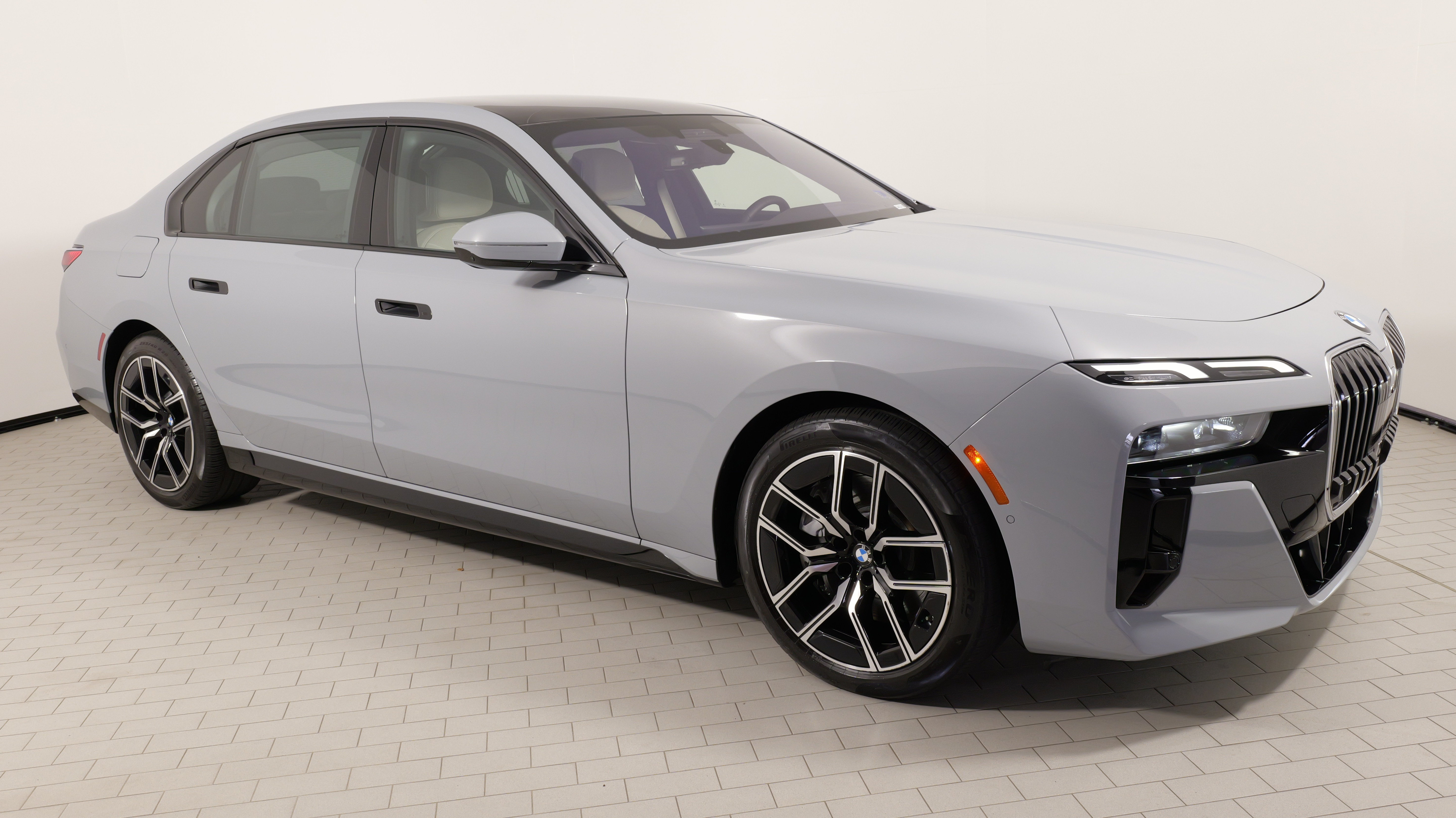 Used 2023 BMW 760i xDrive AWD/4WD image 9