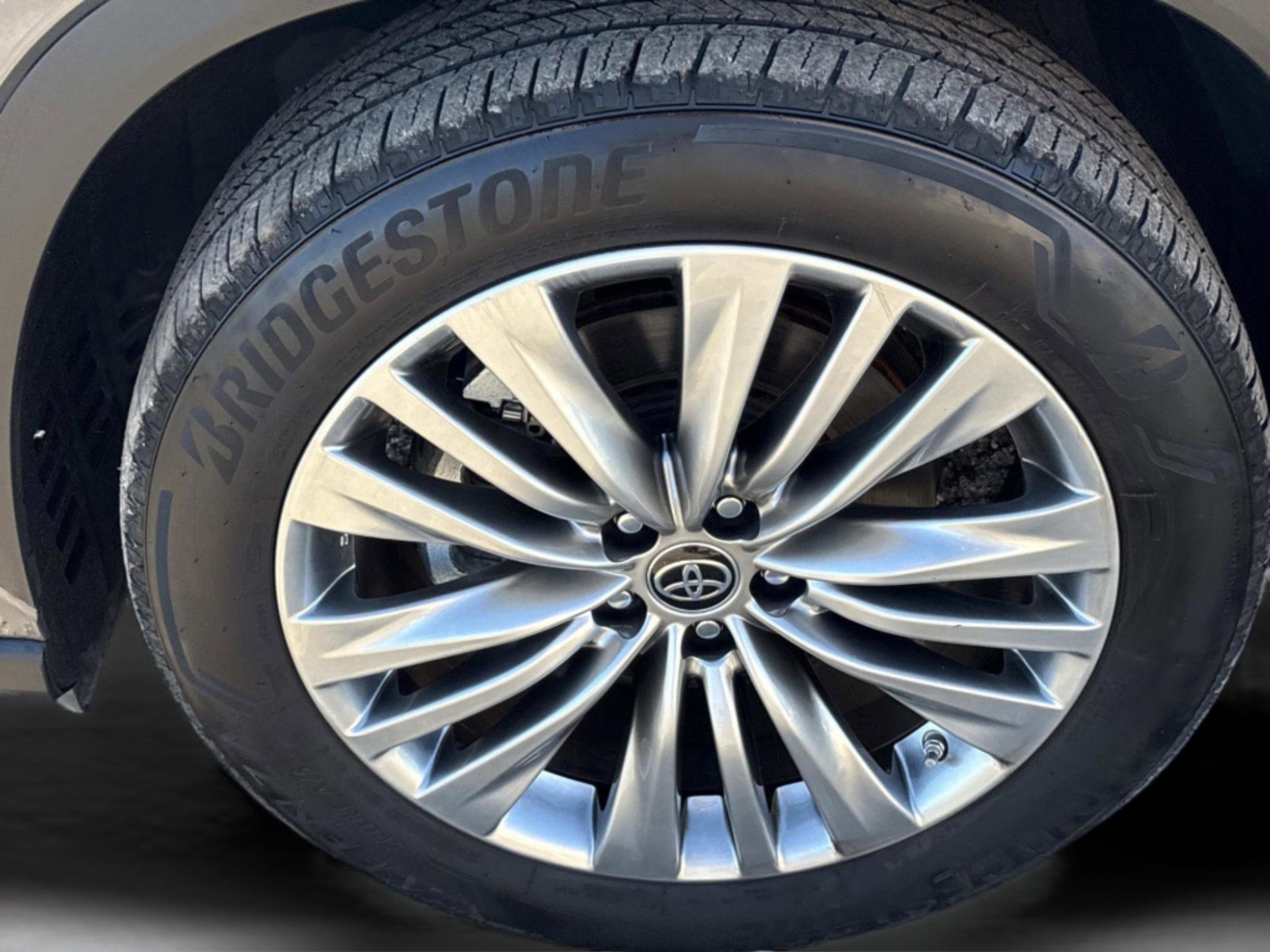 Used 2023 Toyota Highlander Platinum image 11