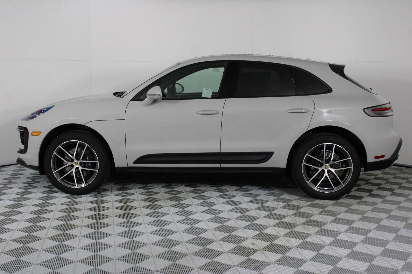 Certified 2025 Porsche Macan image 2