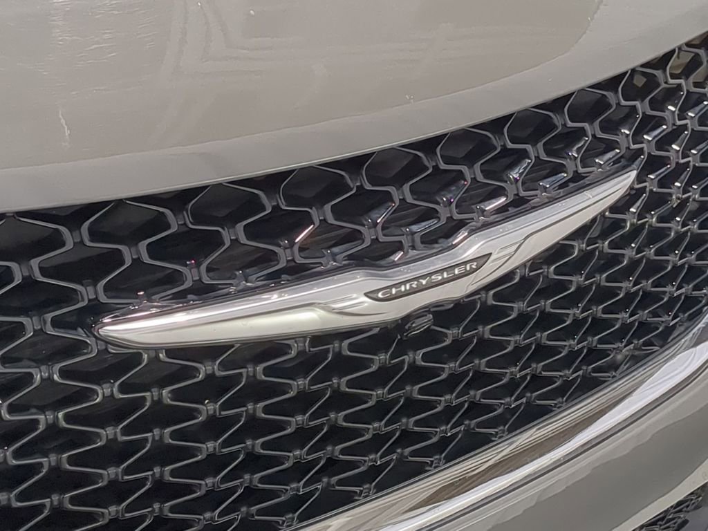 Used 2021 Chrysler Pacifica Limited w/ Uconnect Theater Family Group AWD/4WD image 15