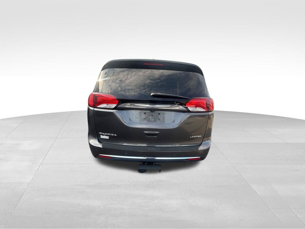 Used 2017 Chrysler Pacifica Limited w/ Tire & Wheel Group FWD image 5