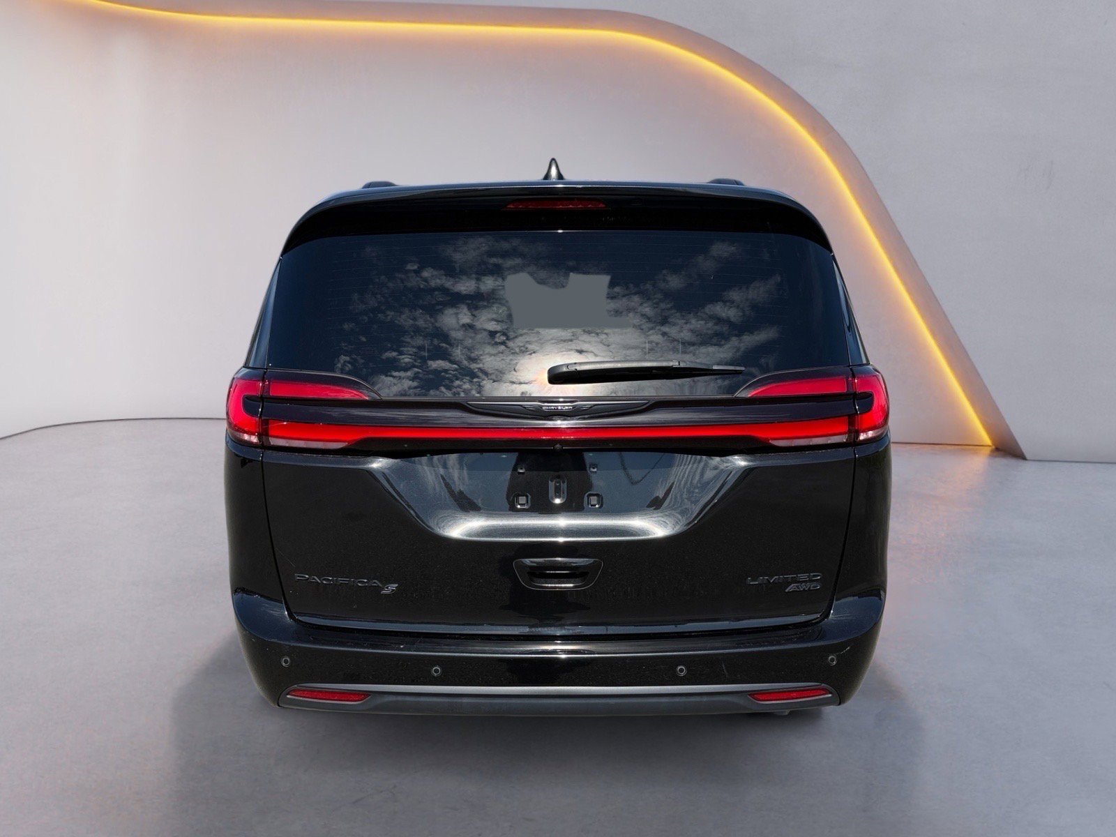 Used 2023 Chrysler Pacifica Limited w/ Uconnect Theater Family Group image 4