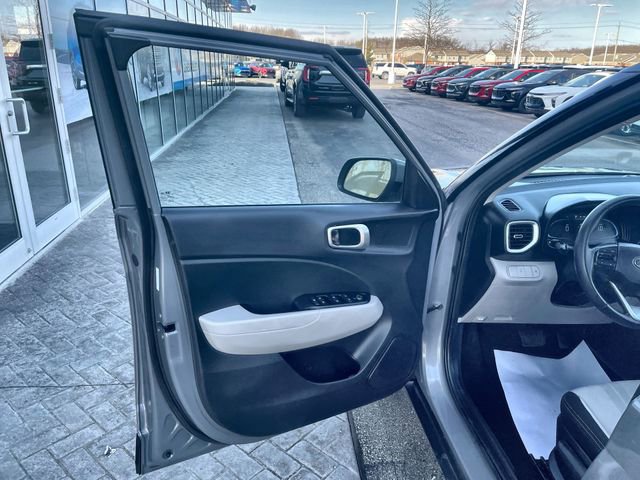 Used 2023 Hyundai Venue SEL w/ Cargo Package image 20