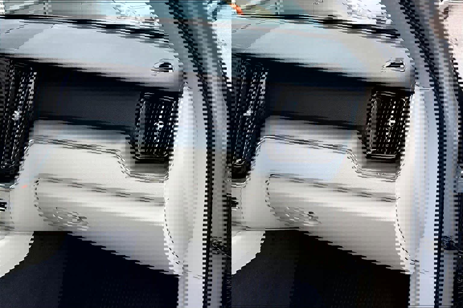 Used 2024 Volvo XC60 B5 Core w/ Climate Package image 18