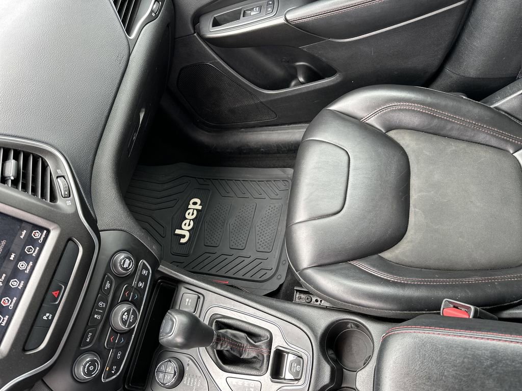 Used 2019 Jeep Cherokee Trailhawk image 24