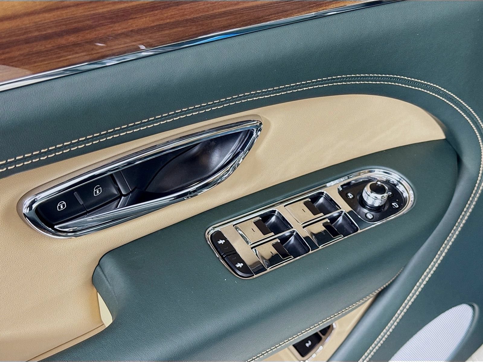 Certified 2025 Bentley Bentayga AWD/4WD image 17