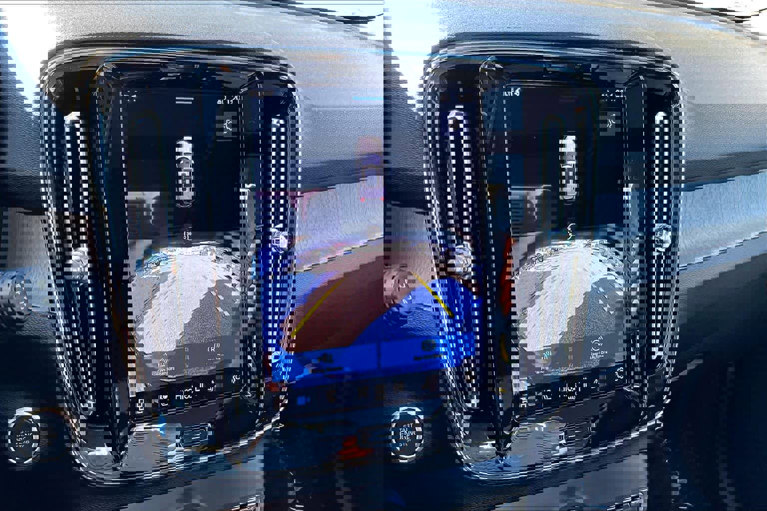 Used 2023 Volvo XC40 B5 Plus w/ Driver Assist Package image 28