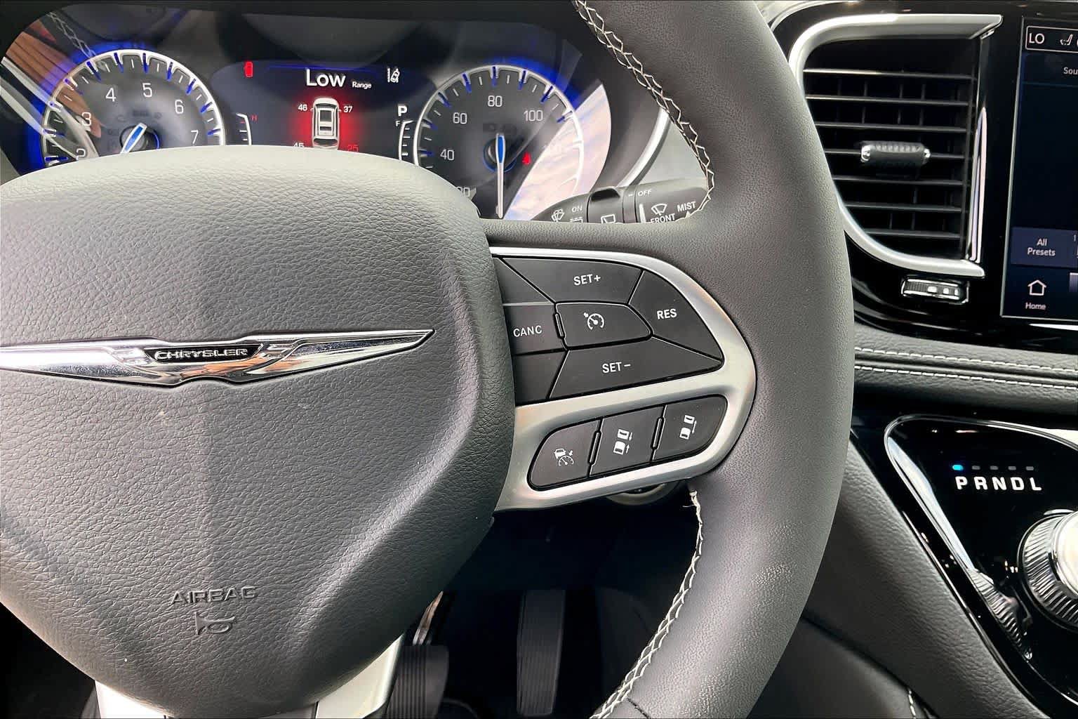 Used 2026 Chrysler Pacifica Limited FWD image 25
