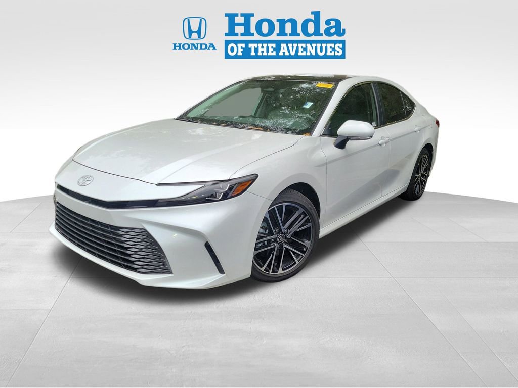 Used 2025 Toyota Camry XLE image 3