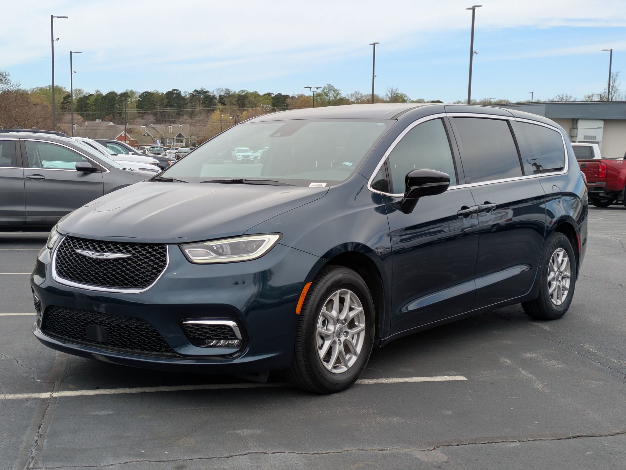 Used 2025 Chrysler Pacifica Select image 10