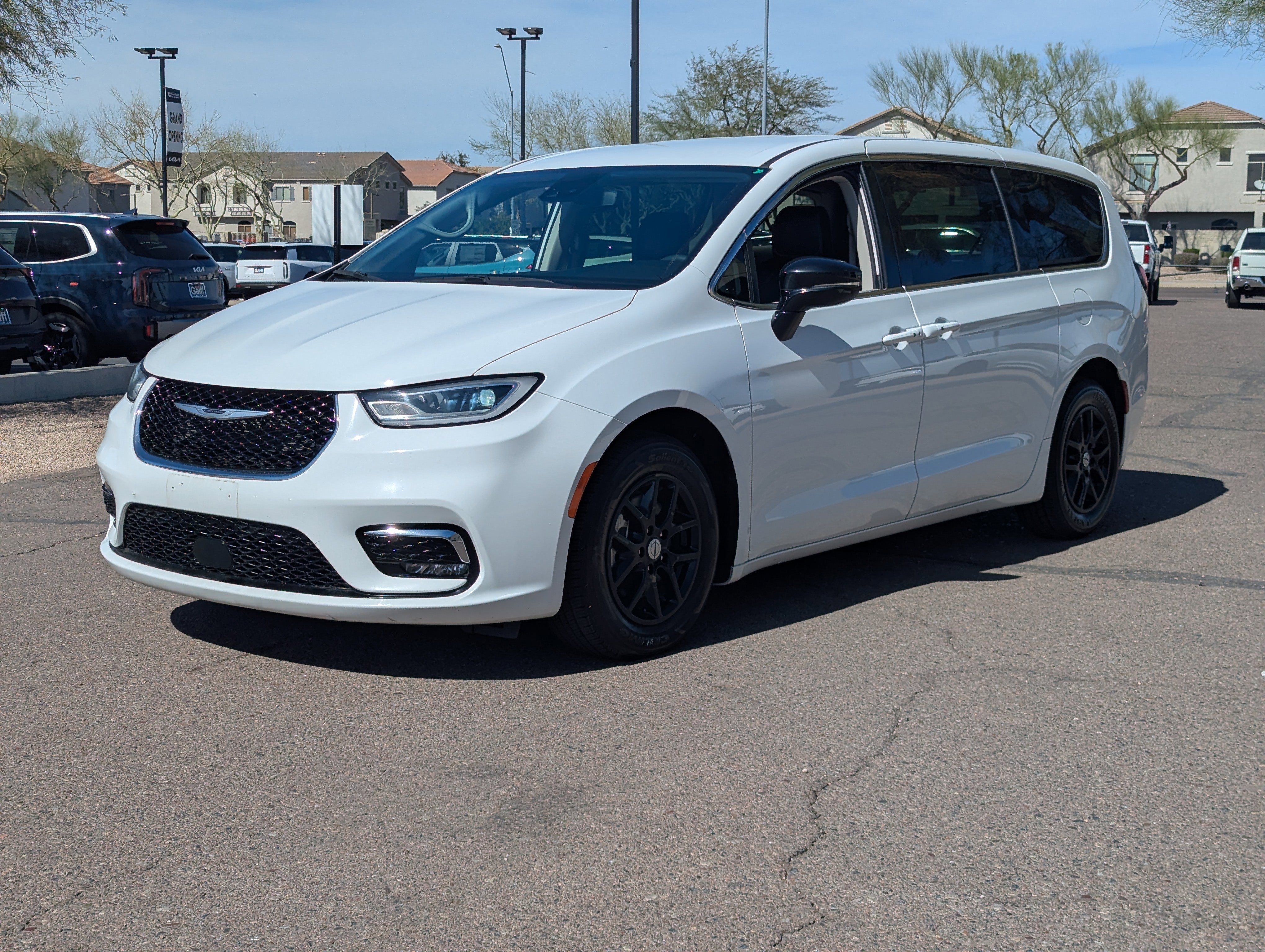 Used 2024 Chrysler Pacifica Touring-L image 6