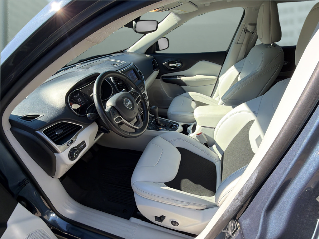 Used 2021 Jeep Cherokee Latitude Plus w/ Sun & Sound Group AWD/4WD image 9