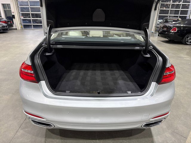 Used 2016 BMW 750i xDrive image 16