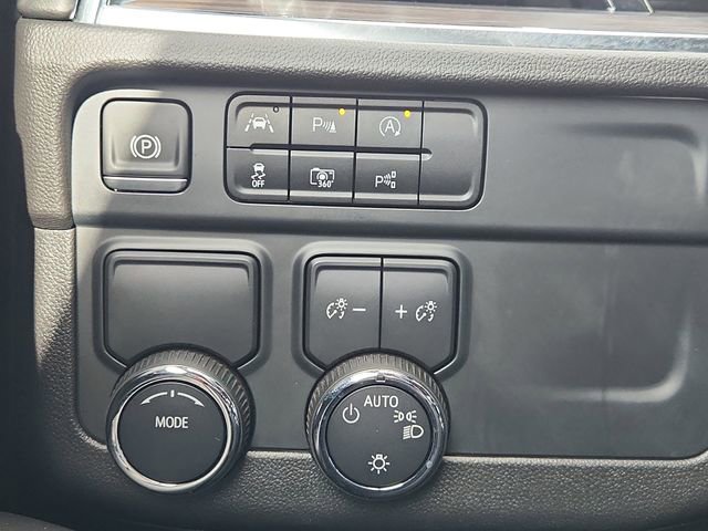 Used 2025 Chevrolet Suburban LS image 18