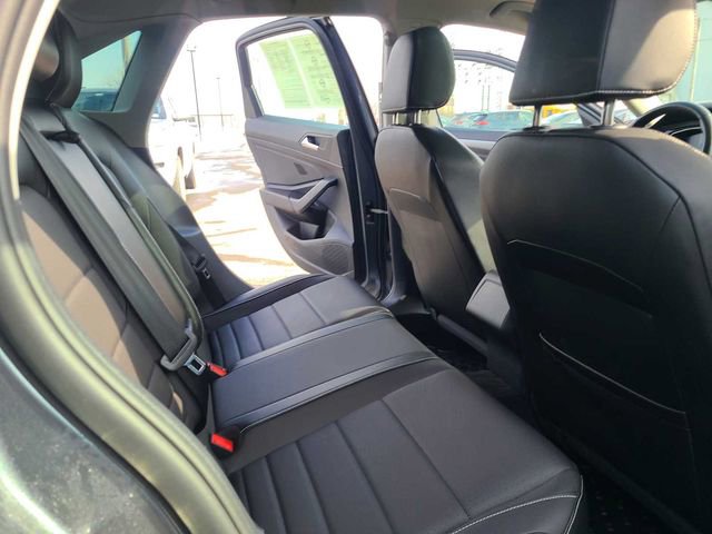 Used 2023 Volkswagen Jetta SE w/ Panoramic Sunroof Package image 19