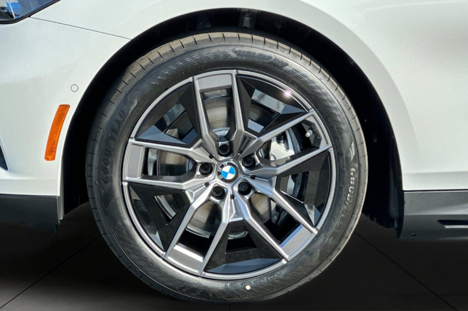 New 2027 BMW i5 eDrive40 w/ Premium Package RWD image 25