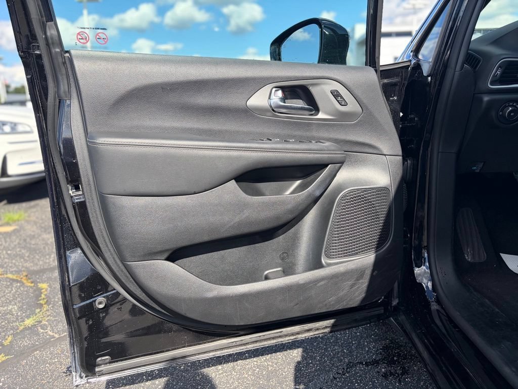 Certified 2025 Chrysler Pacifica Select FWD image 20