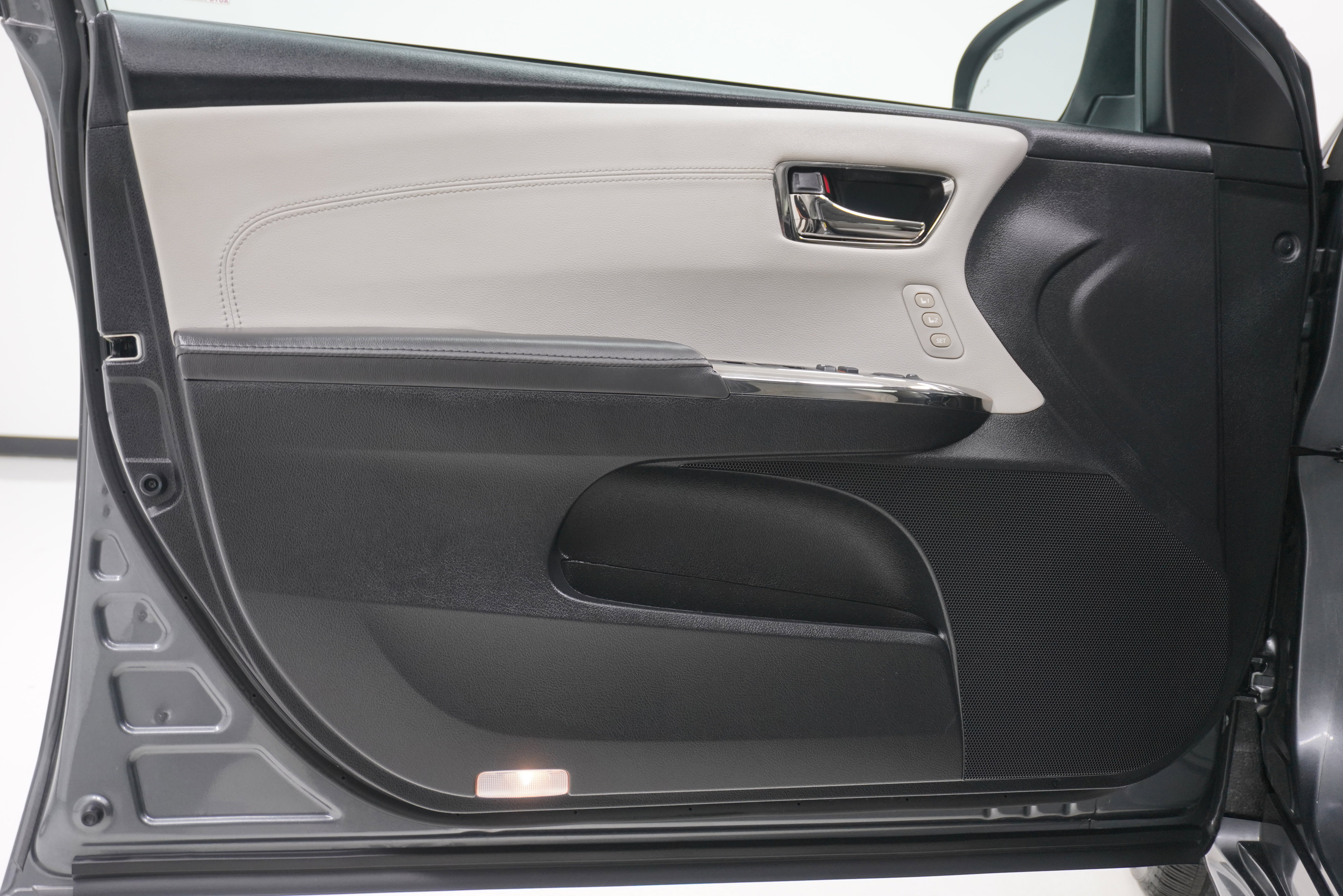 Used 2017 Toyota Avalon XLE image 13