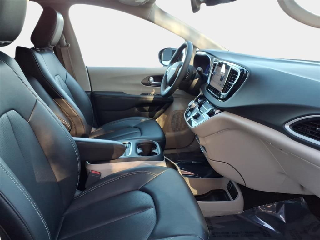 Certified 2024 Chrysler Pacifica Touring-L image 20