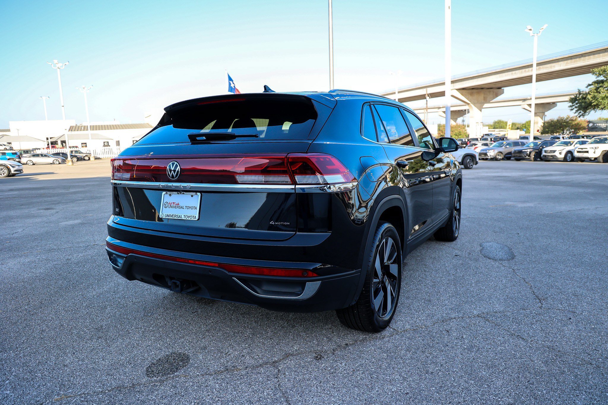 Used 2025 Volkswagen Atlas Cross Sport SE AWD/4WD image 7