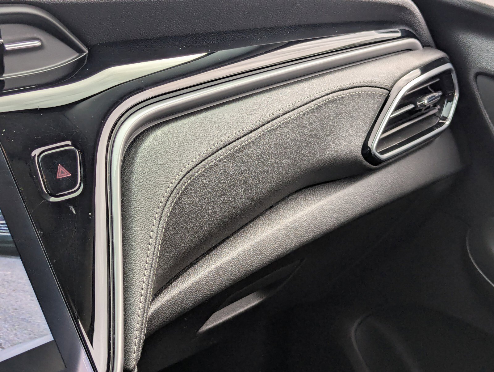 Used 2022 Chevrolet Bolt EUV LT w/ Convenience Package FWD image 24