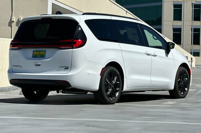New 2025 Chrysler Pacifica Limited AWD/4WD image 4