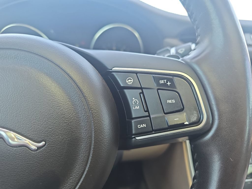 Used 2017 Jaguar XF Prestige RWD image 18