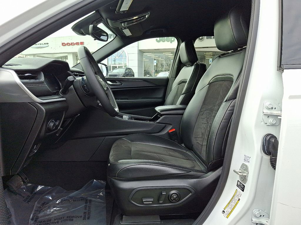 Used 2023 Jeep Grand Cherokee L Altitude image 15