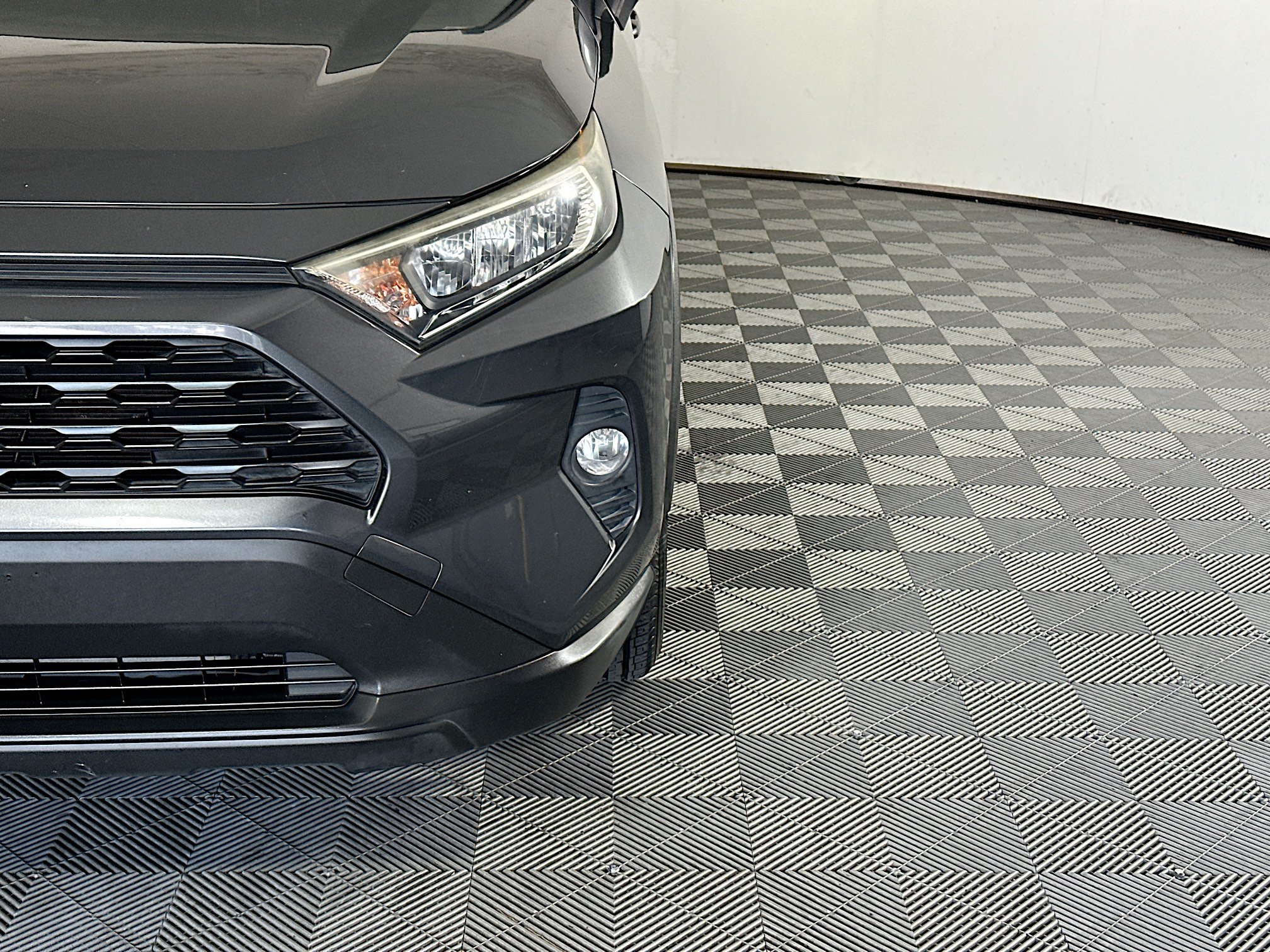 Used 2019 Toyota RAV4 XLE w/ Convenience Package FWD image 9