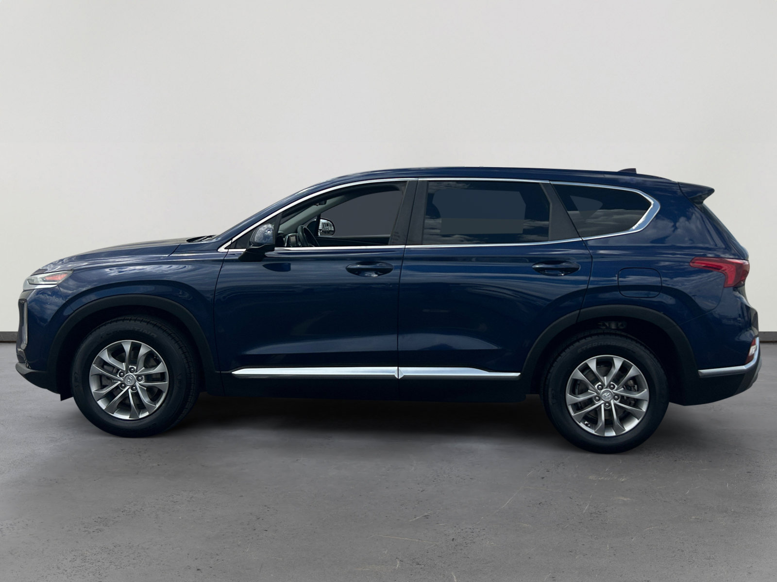 Used 2019 Hyundai Santa Fe SE FWD image 2