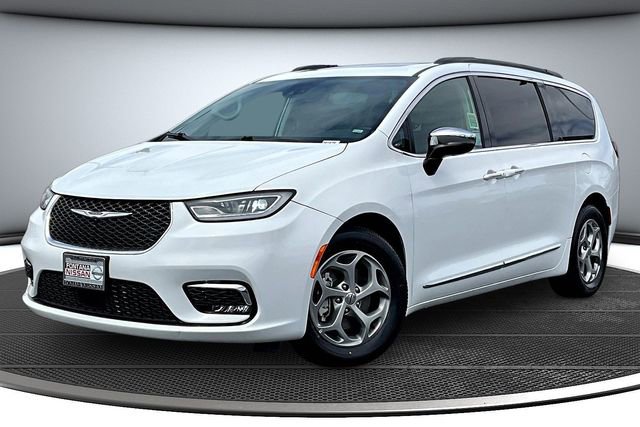 Used 2023 Chrysler Pacifica Limited image 3