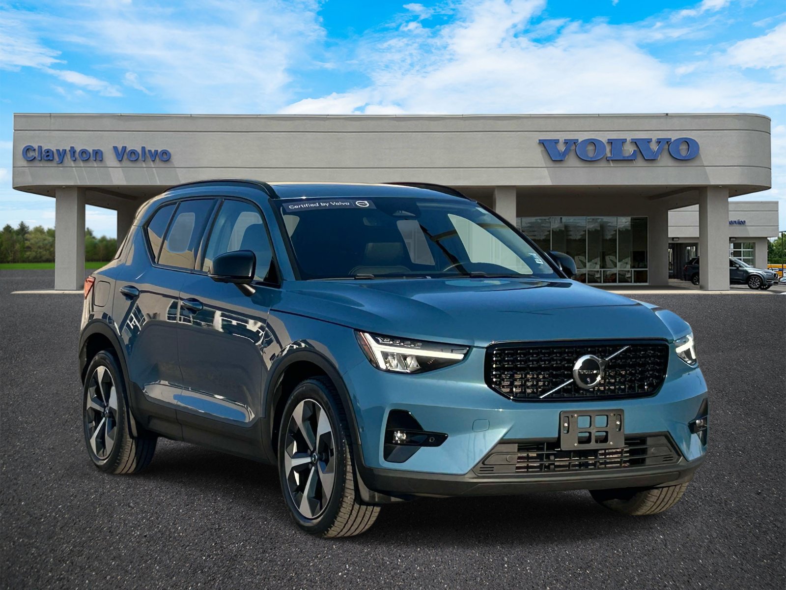 Certified 2023 Volvo XC40 B4 Ultimate FWD image 1