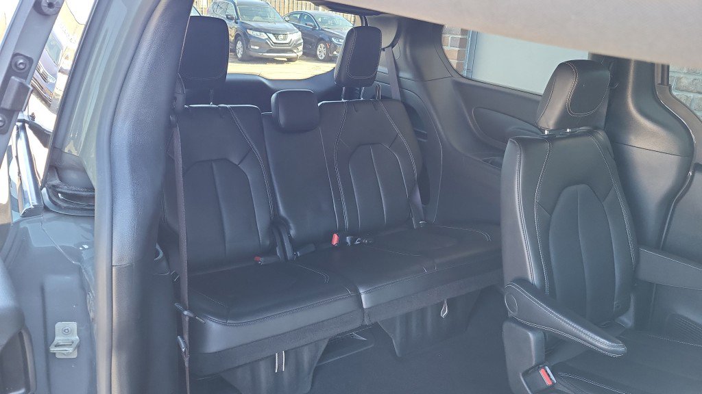 Used 2025 Chrysler Pacifica Select image 22