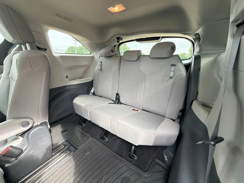 Used 2024 Toyota Sienna LE FWD image 24