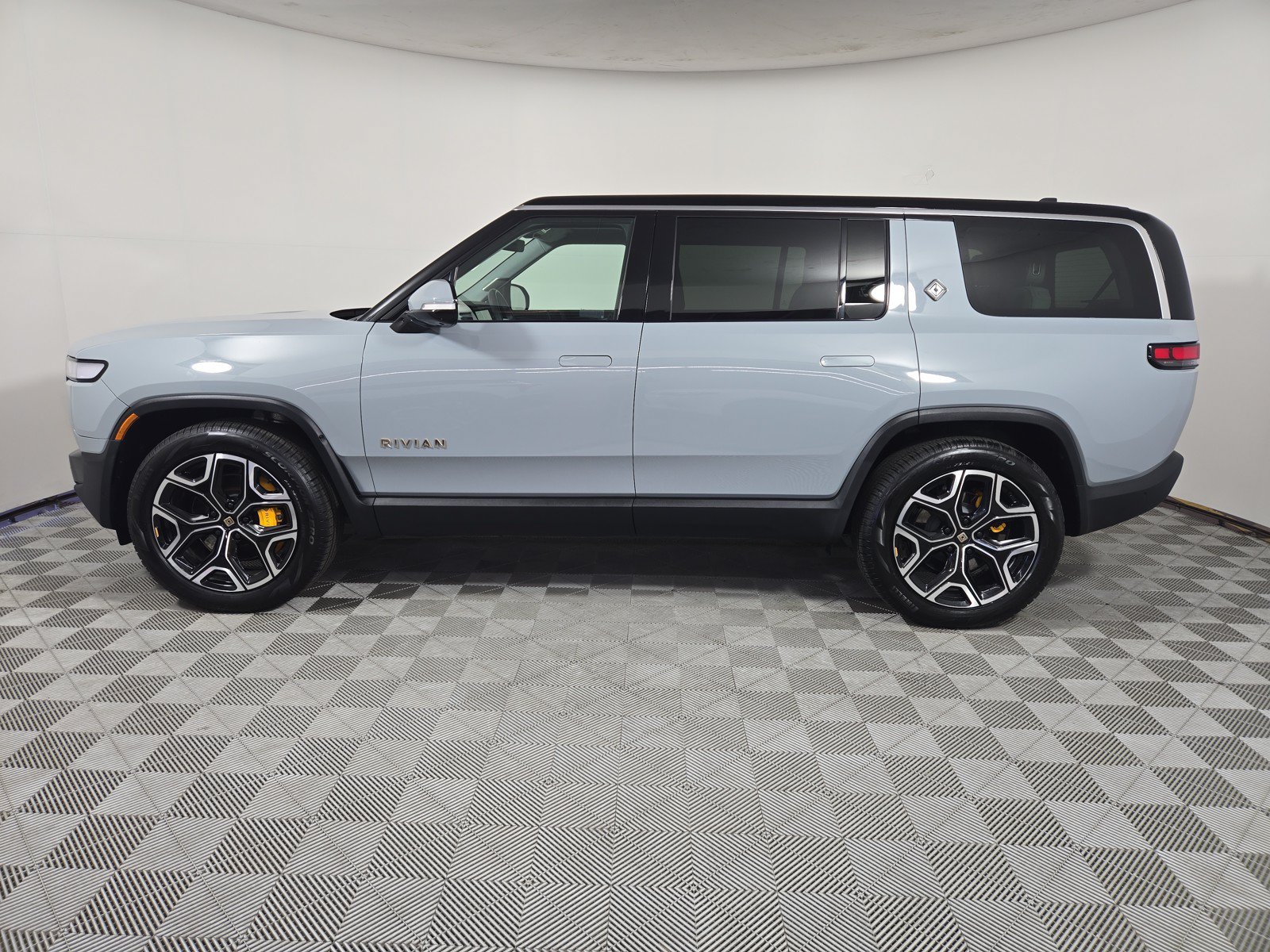 Used 2024 Rivian R1S Adventure AWD/4WD image 2