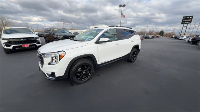 Used 2022 GMC Terrain SLE w/ Driver Convenience Package image 4