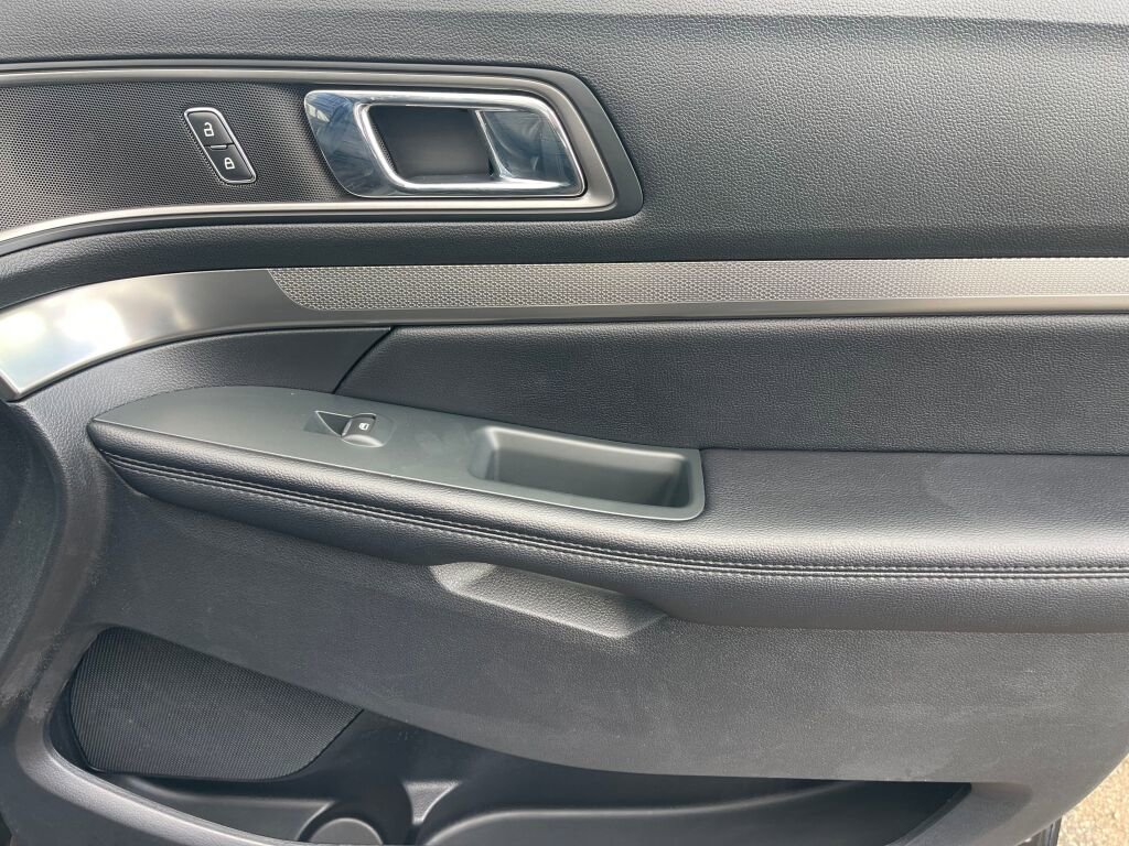 Used 2018 Ford Explorer XLT w/ Equipment Group 202A image 26