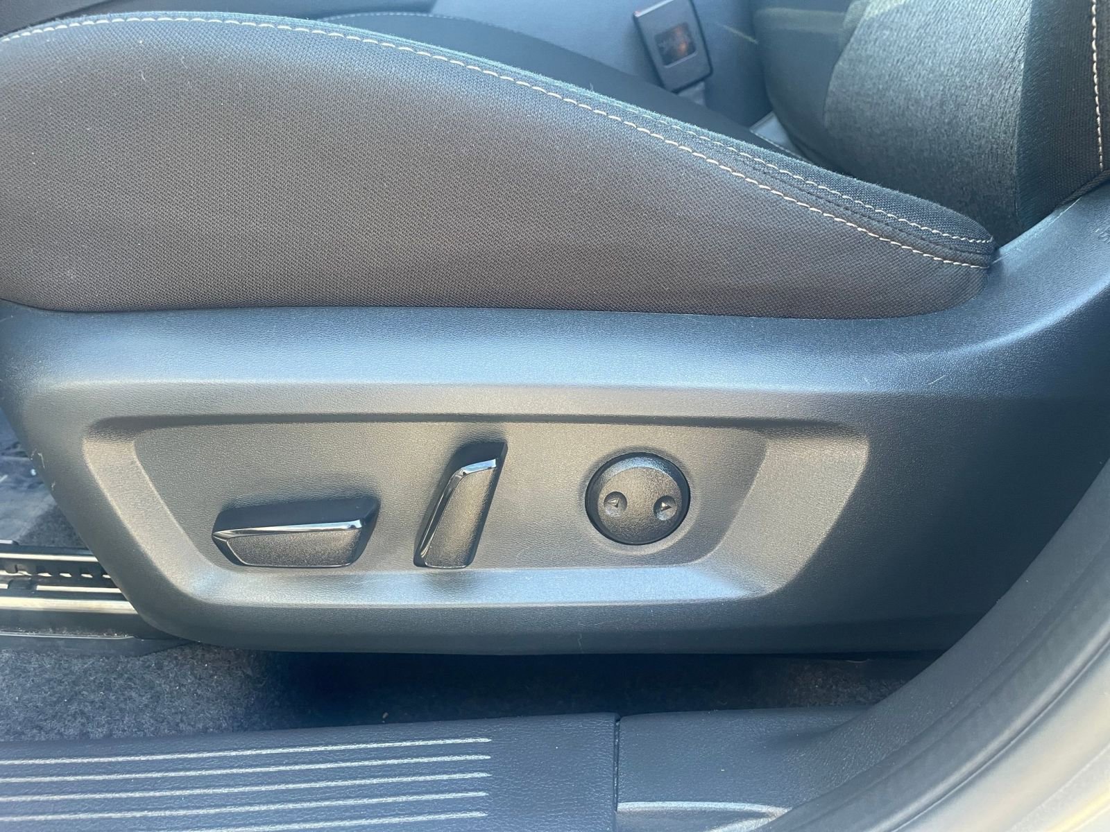 Used 2025 Nissan Rogue SV image 22