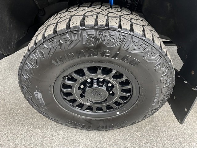 Used 2025 GMC Sierra 2500 AT4X w/ AT4X AEV Edition image 15