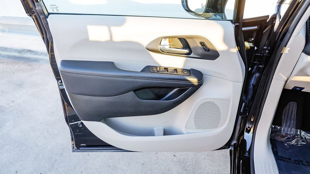 Certified 2024 Chrysler Pacifica Touring-L image 22