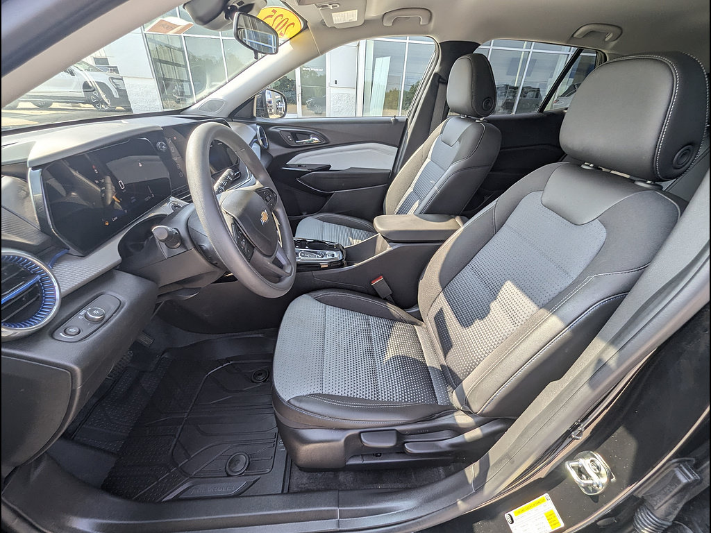 Used 2025 Chevrolet Trax LT FWD image 18