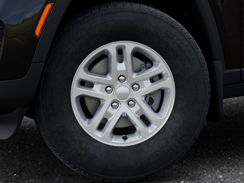 New 2025 Jeep Grand Cherokee Laredo w/ MOPAR Finishing Package image 8