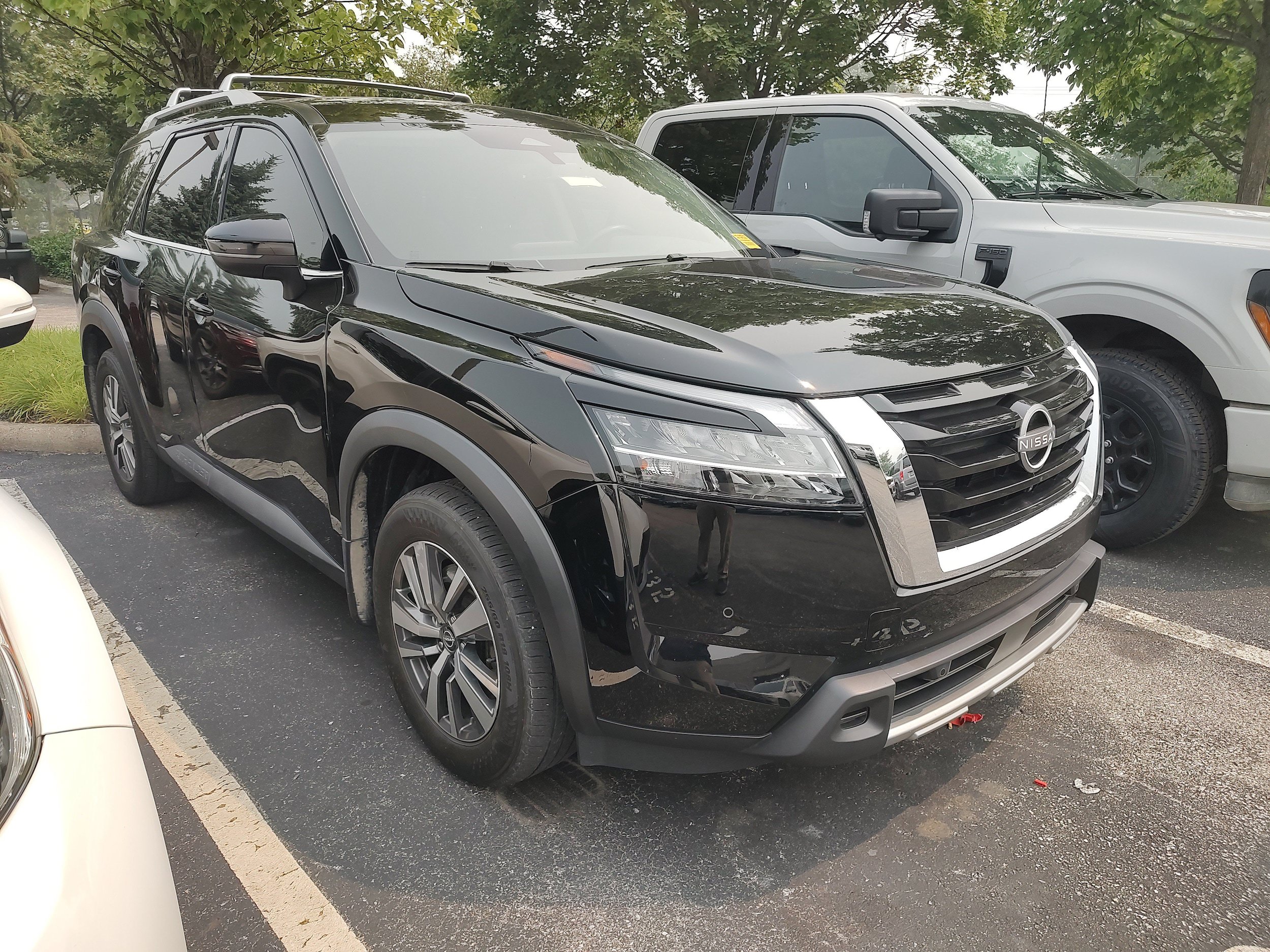 Used 2023 Nissan Pathfinder SL AWD/4WD image 2