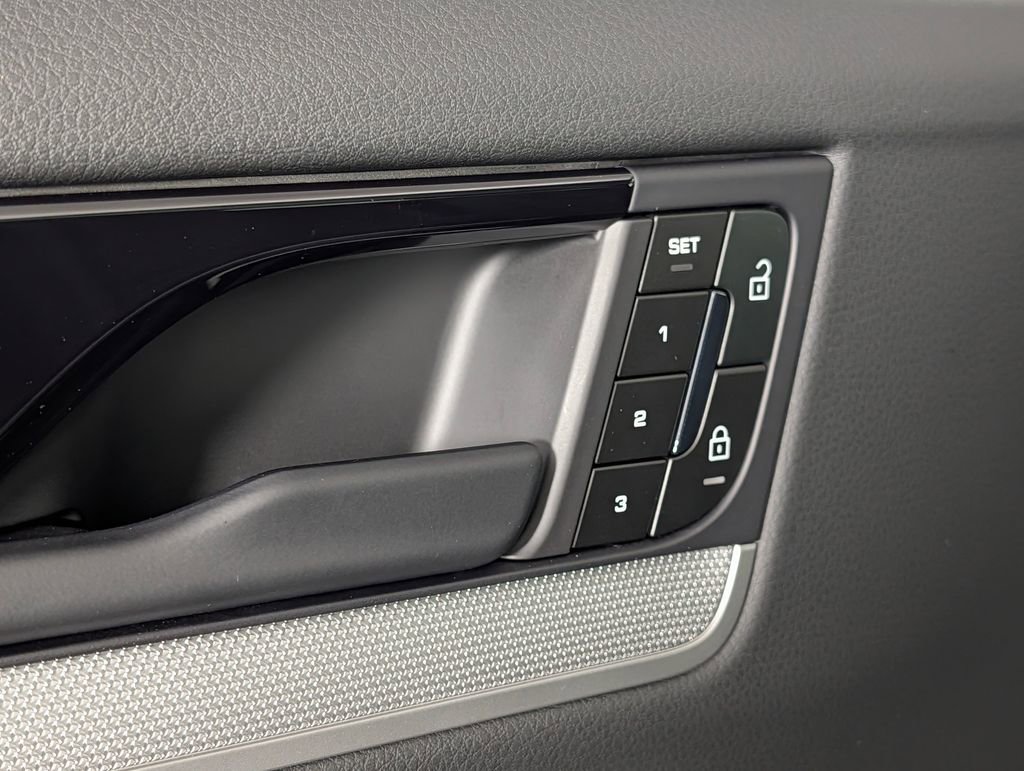 Certified 2025 Porsche Cayenne Coupe image 25