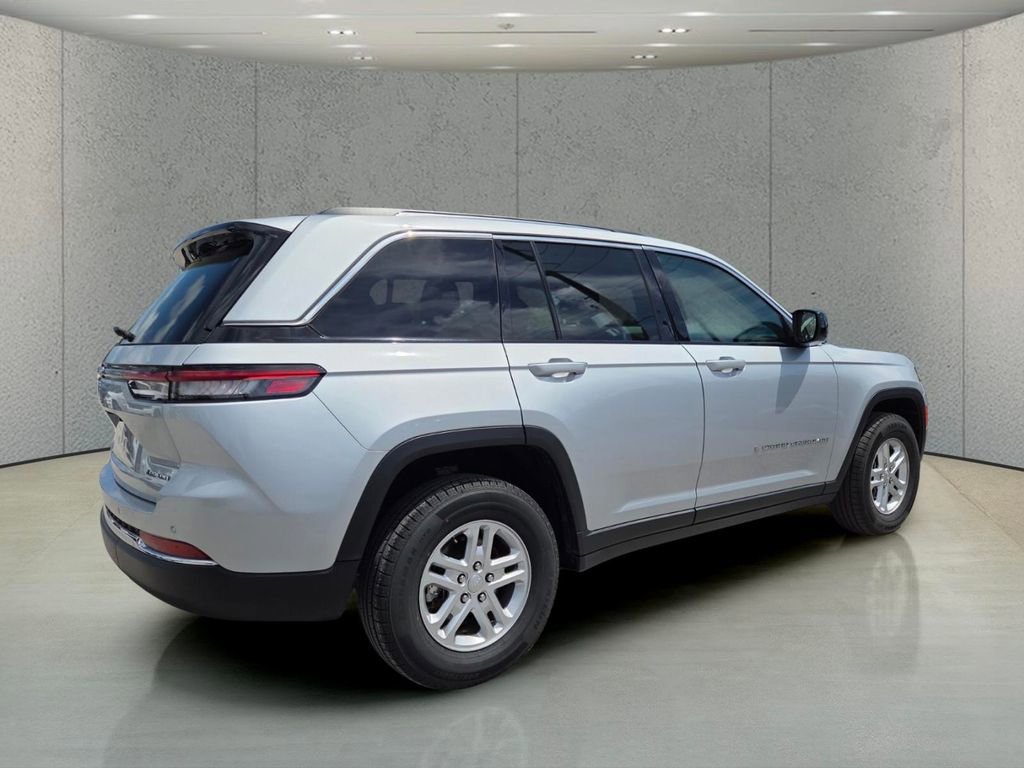 Used 2024 Jeep Grand Cherokee Laredo image 3